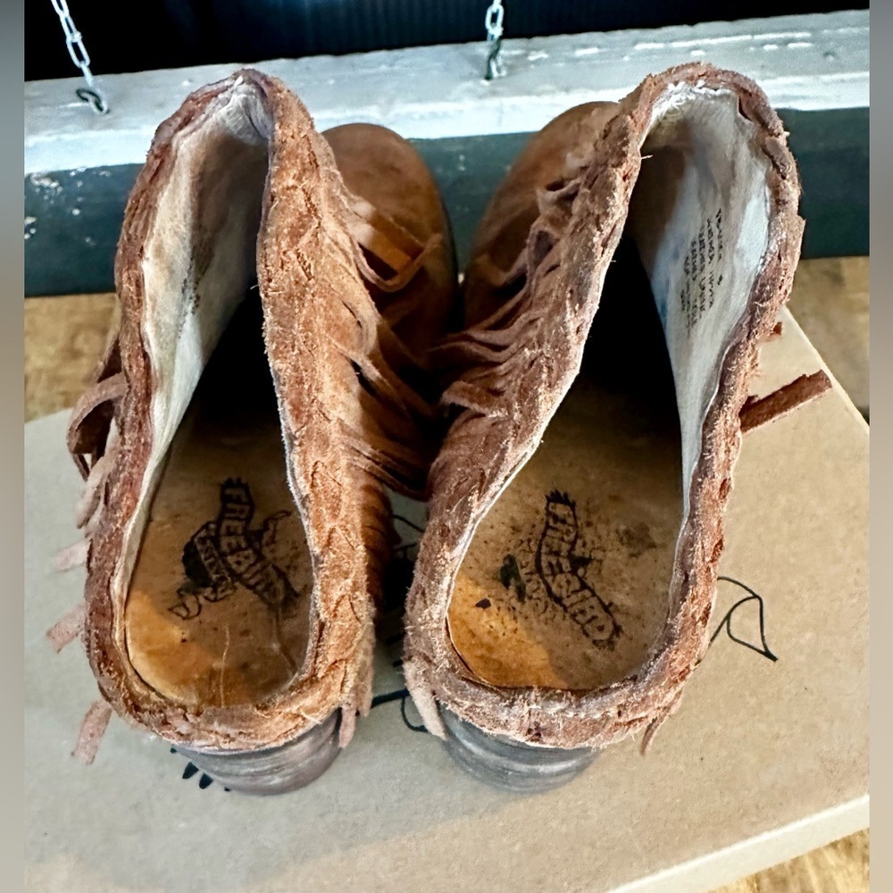 Freebird by Steven Lucy Suede Ankle Boots Tan Size 8 w/ Box - Picture 9 of 11